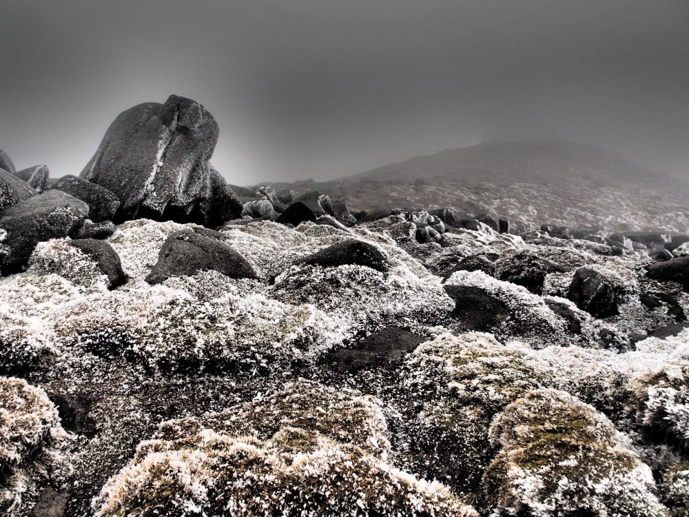 Duisterheid en ijs op de top van Goatfell