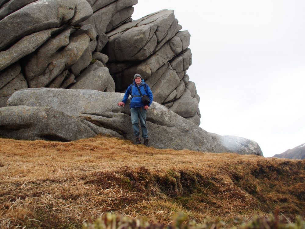 Bij de granietblokken van Cir Mhor