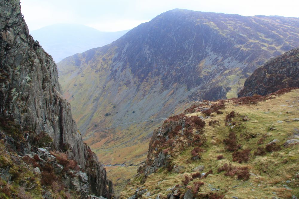 Afdaling Haystacks; achterin het beeld Fleetwith Pike